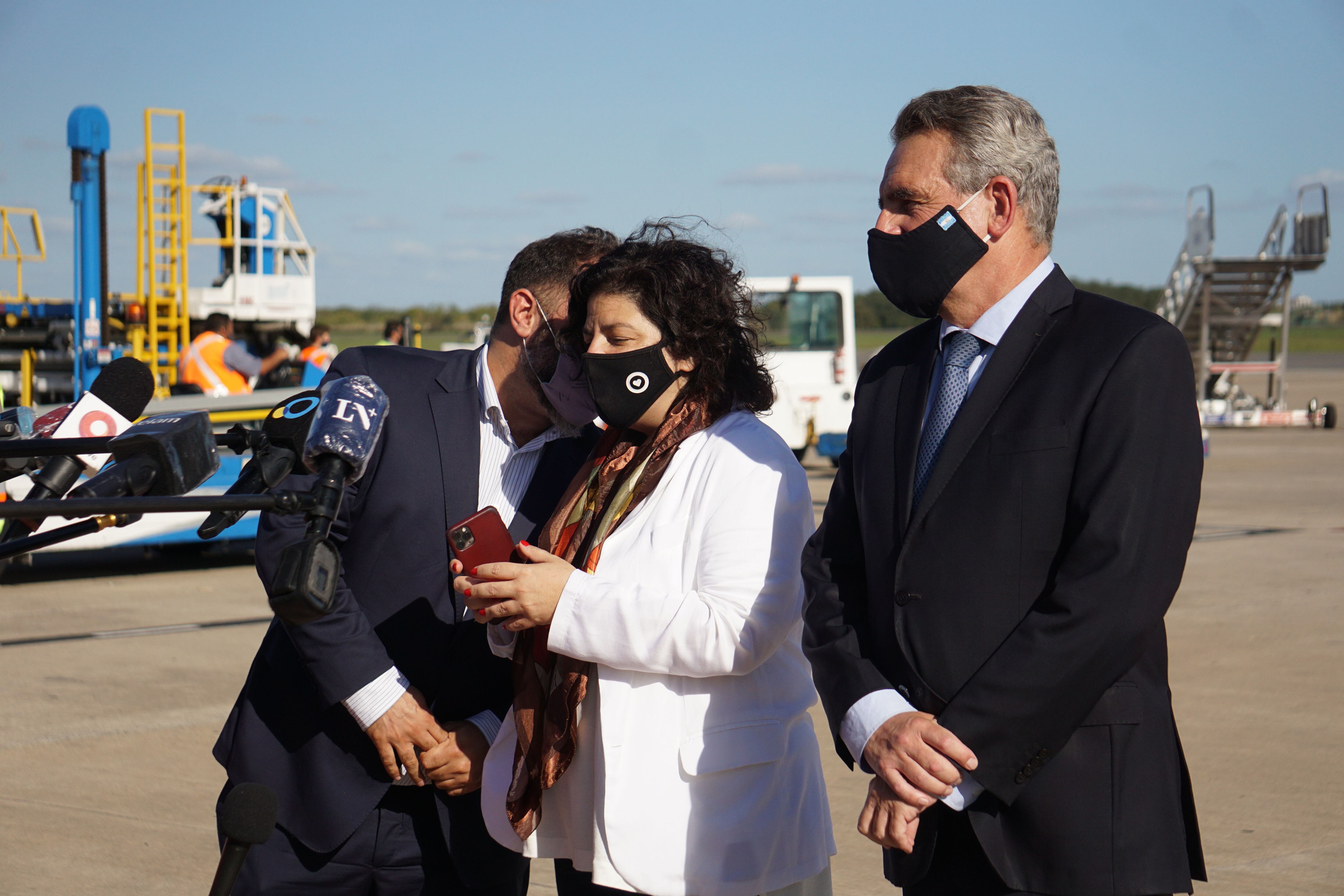 La Ministra de Salud, Carla Vizzotti, recibió 300 mil dosis de la vacuna Sputnik V junto al Ministro de Defensa, Agustín Rossi. (Foto: Clarín)