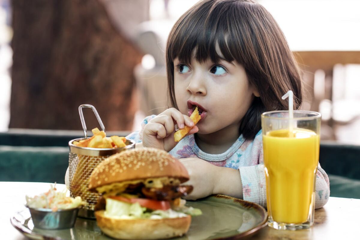 Padres de una escuela de La Plata denunciaron que sus hijos se intoxicaron por la comida del comedor