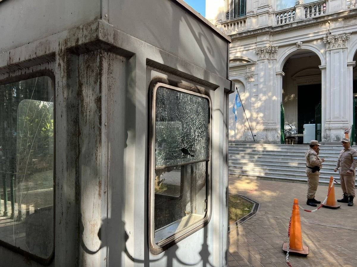 La garita de control de los Tribunales federales de Rosario quedó dañada por una balacera sobre Bulevar Oroño al 900.