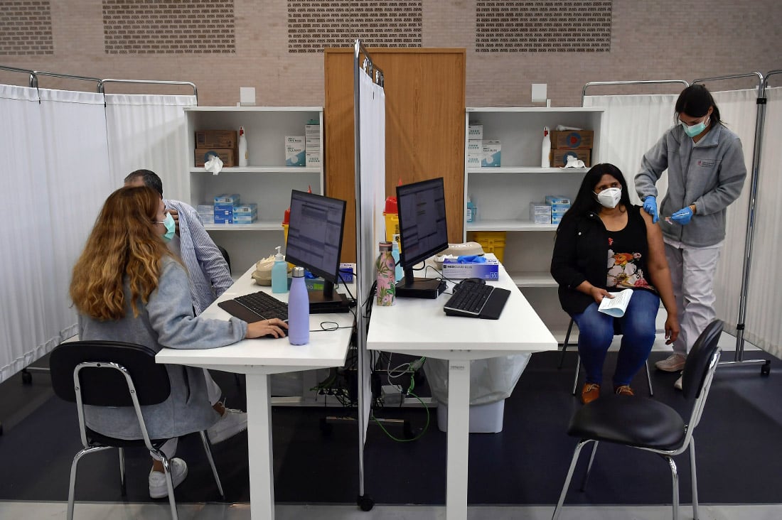 Unas personas son vacunadas con la vacuna Pfizer, durante una campaña de vacunación COVID-19, en Pamplona, ​​norte de España, el martes 11 de mayo de 2021. (Foto AP