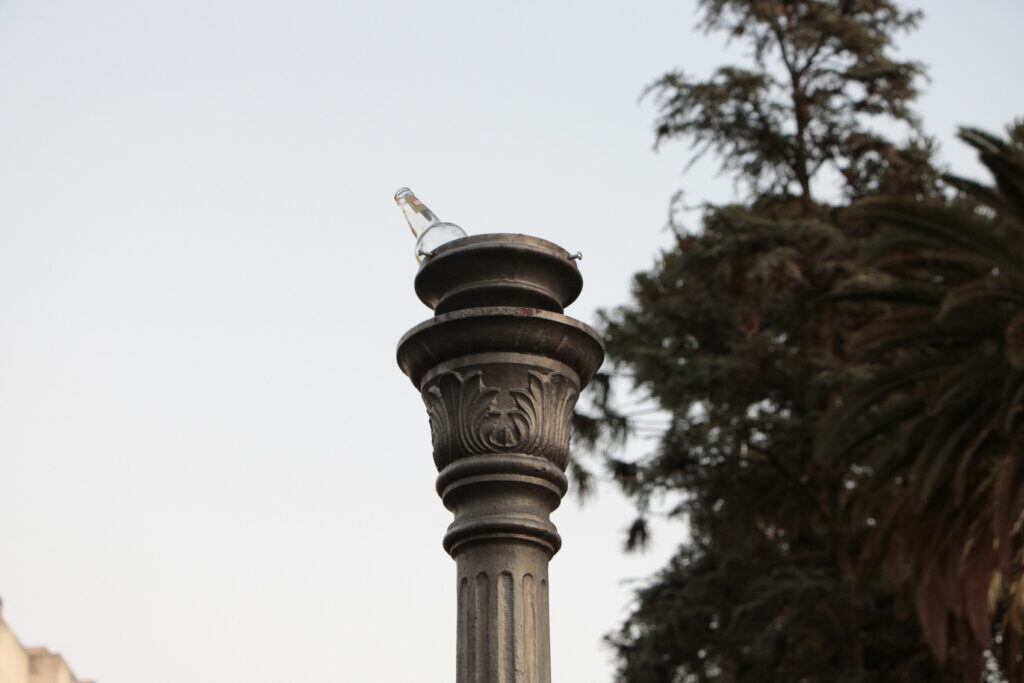 Una farola desapareció de la comuna de iluminación, en la plaza Belgrano. En su lugar, los vándalos dejaron una botella vacía.