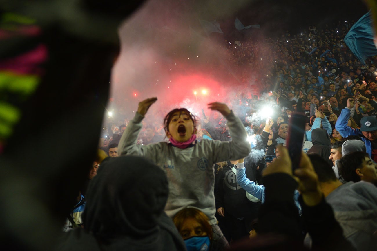 Fervor del más puro entre los hinchas del pirata cordobés a un paso del ascenso. Foto Javier Ferreyra