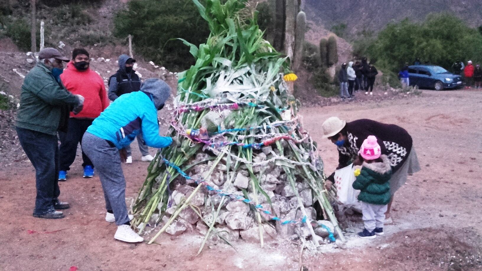 Personas de todas las edades participan de los rituales del carnaval en la Quebrada de Humahuaca.