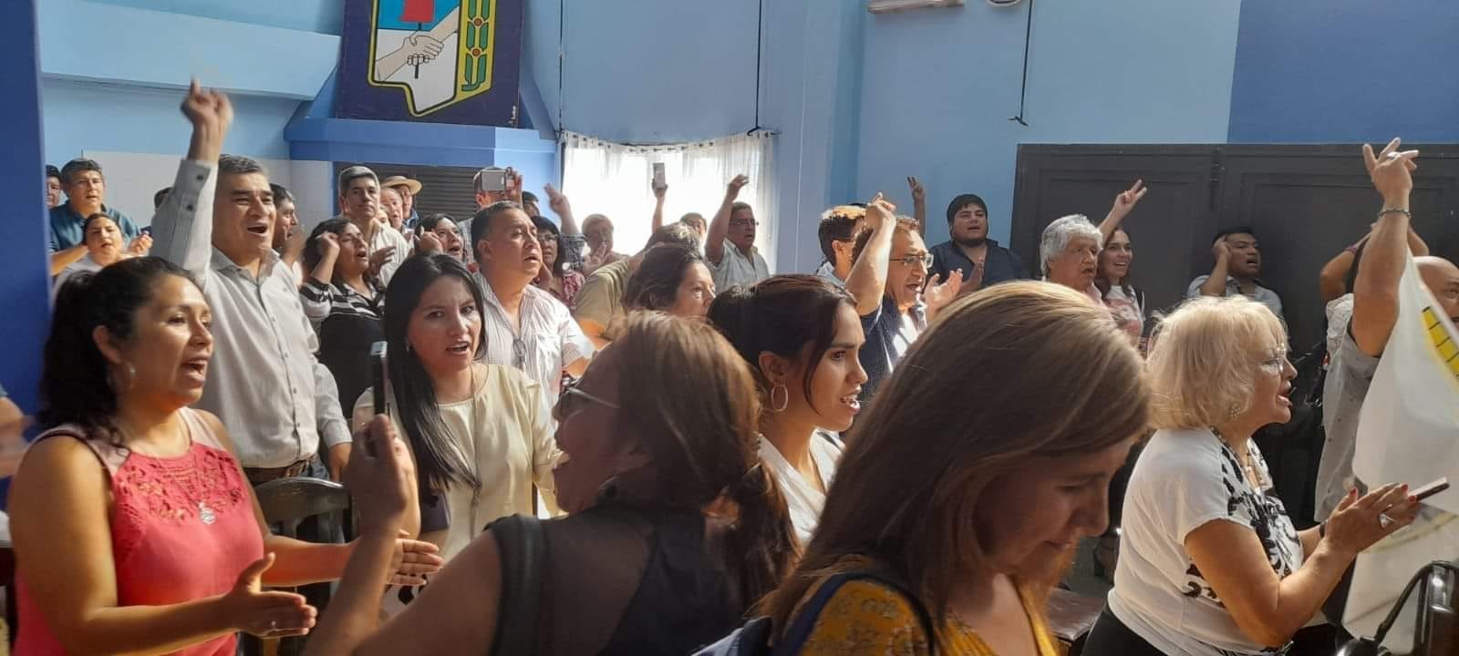 La reunión del Congreso del PJ Jujuy culminó con la concurrencia entonando la Marcha Peronista.