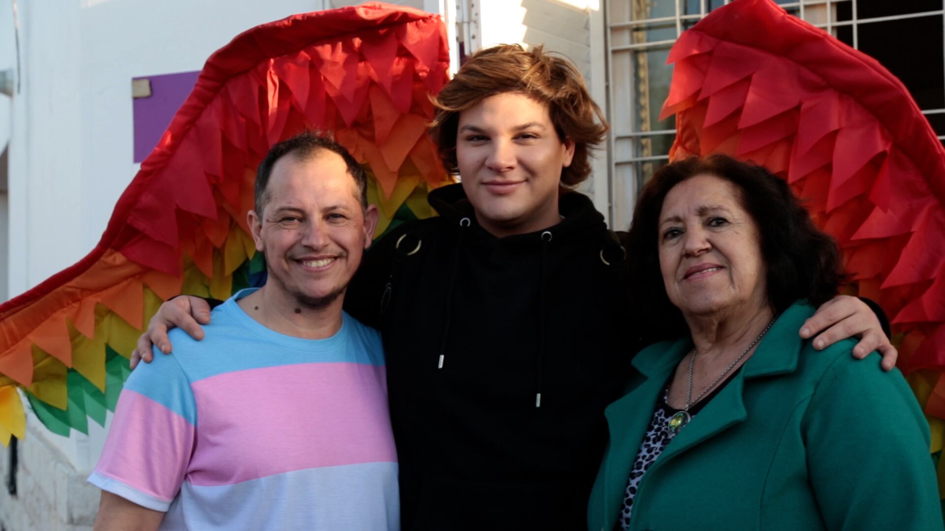 Emmanuel Vinch este lunes junto con parte de la comunidad de La Casita Trans. (Gentileza)