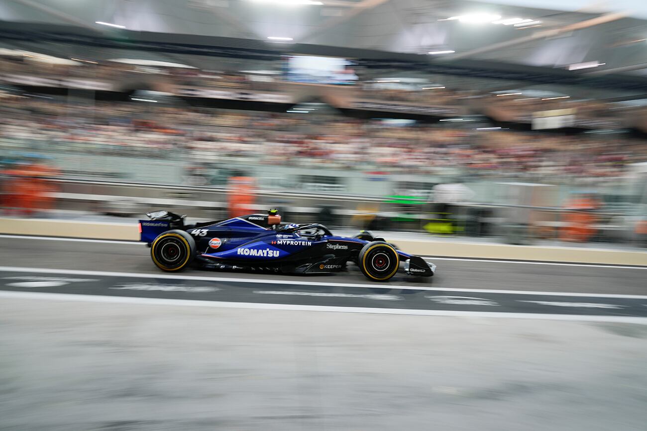 El piloto de Williams, Franco Colapinto de Argentina, sale de la calle de boxes durante la práctica previa al Gran Premio de Abu Dabi de Fórmula Uno en el Circuito Yas Marina en Abu Dabi, Emiratos Árabes Unidos, el viernes 6 de diciembre de 2024. (Foto AP/Altaf Qadri)