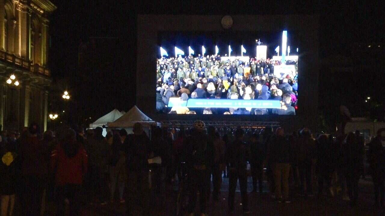 El obelisco se visitó con la bandera de Tierra del Fuego y se proyectó la vigilia en pantalla gigante.