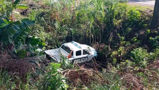 Un móvil policial sin chofer terminó en una zanja. Policía de Misiones