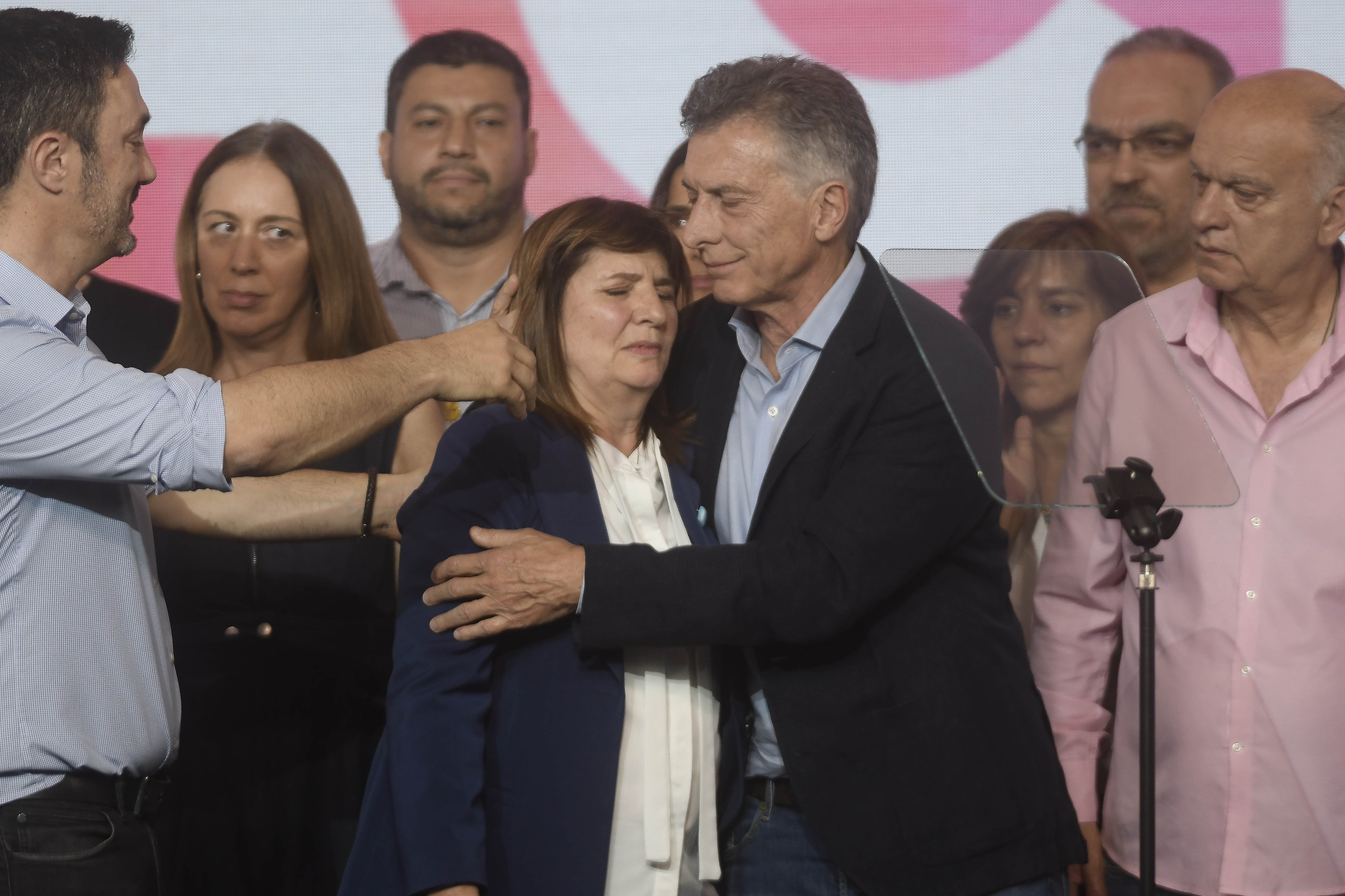 Elecciones 2023. Búnker de Juntos por el Cambio. Mauricio Macri, Patricia Bullrich, Luis Petri. Horacio Rodríguez Larreta, Lilita Carrió, Gerardo Morales, Néstor Grindetti. Foto: Federico López Claro