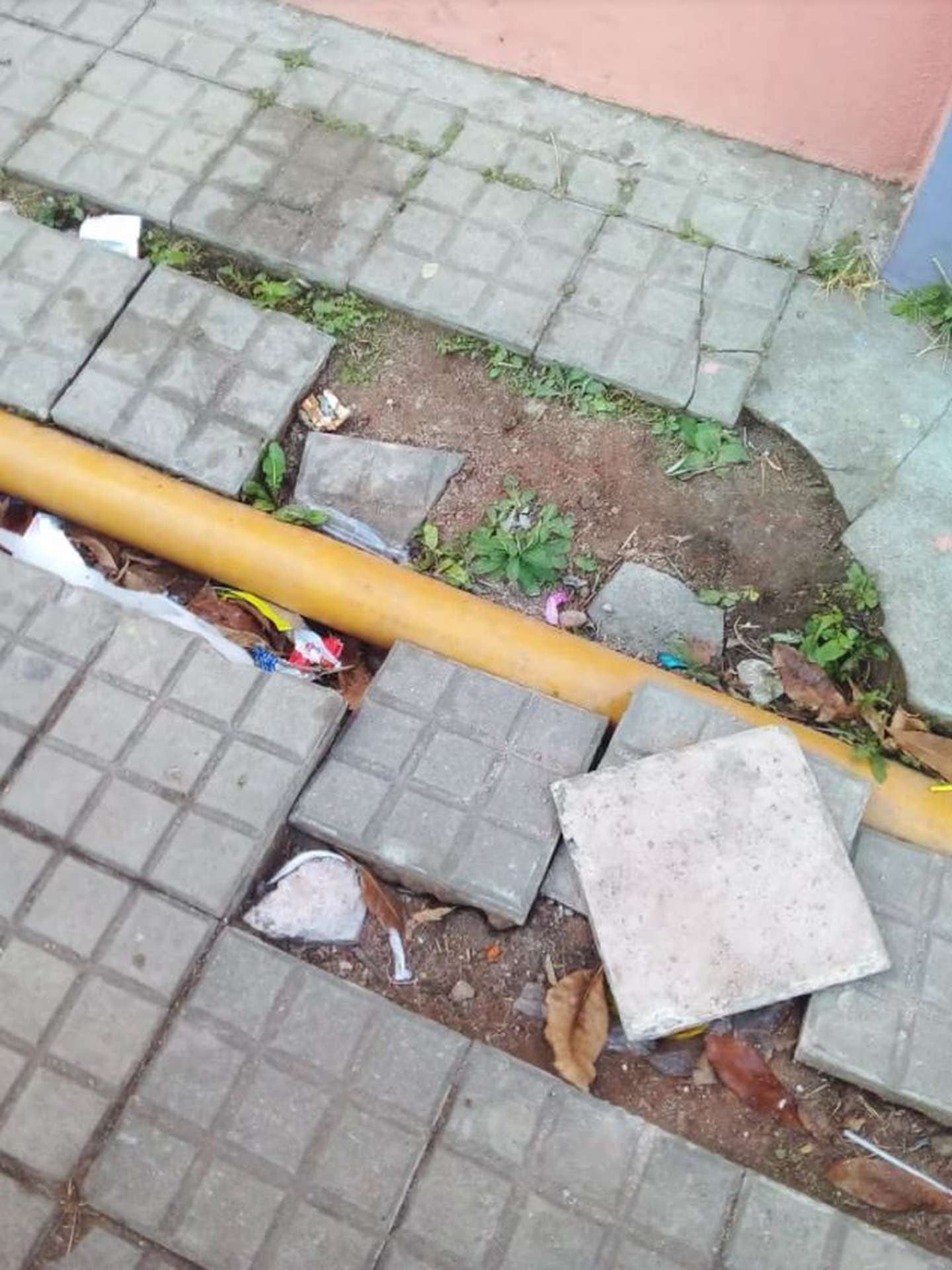 Según lo manifestado por los padres, la obra ya está terminada, pero con cierta desprolijidad y los alumnos se tropiezan con los caños de gas en el patio.