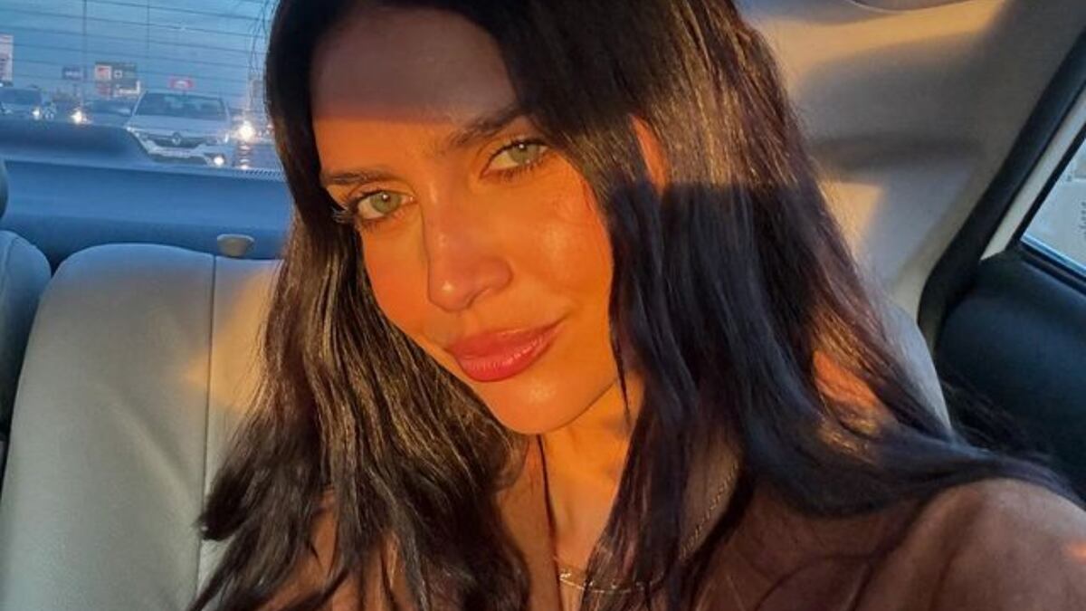 Tajo extremo y mega escote: el increíble vestido que lució Zaira Nara en el París Fashion Week