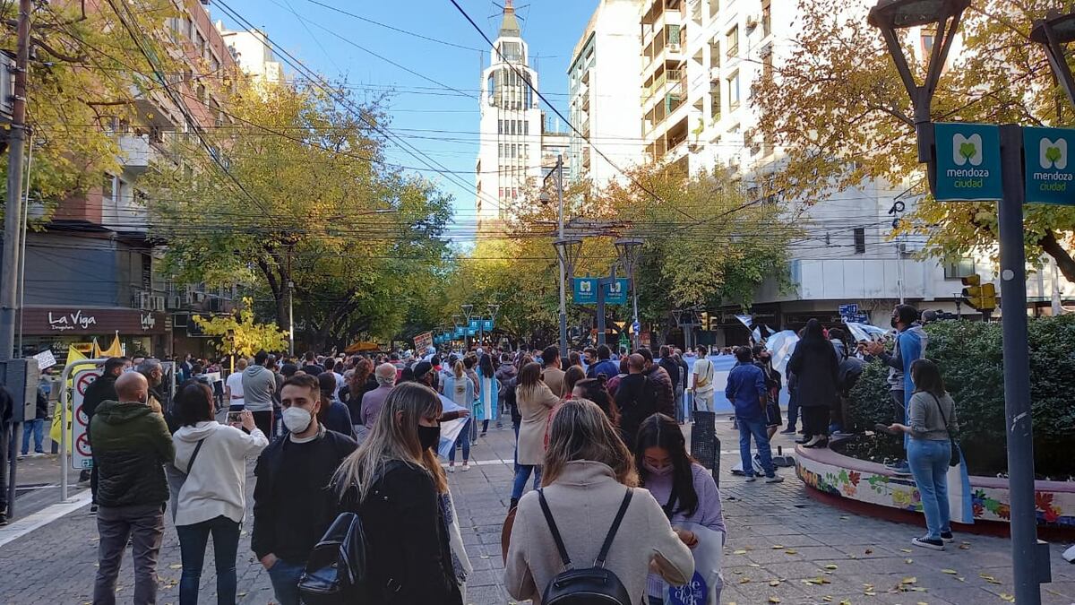Decenas de mendocinos se manifestaron contra las restricciones