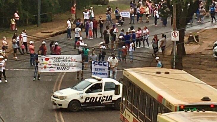 Vecinos cortan la calle de acceso al Juzgado en apoyo a la familia adoptiva de Antonella