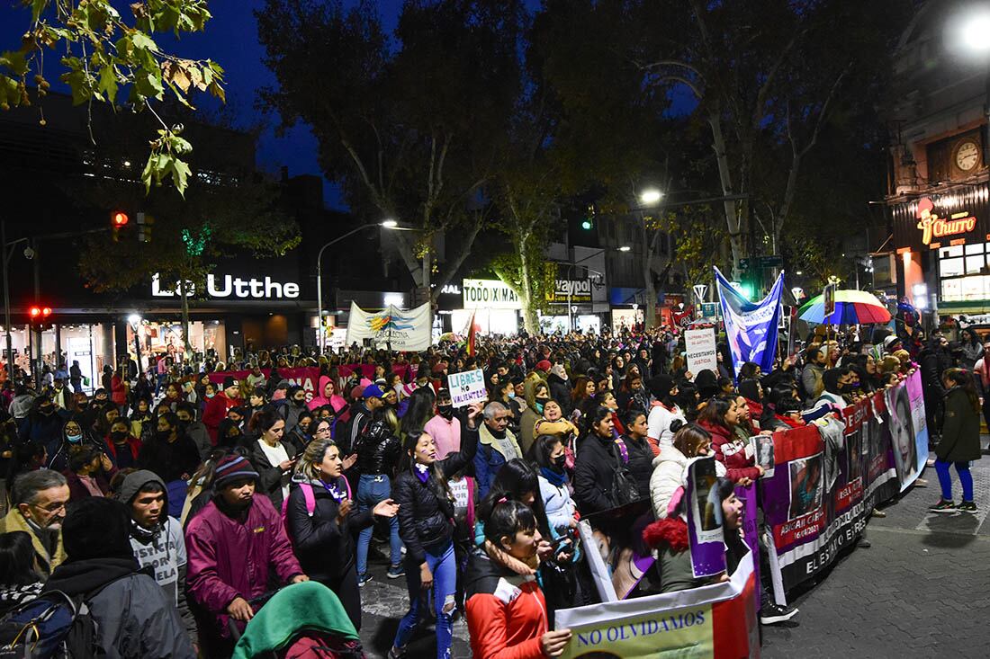 A 7 años del inicio del movimiento Ni Una Menos miles de mujeres coparon las calles de Mendoza adhiriendo a la marcha nacional. Foto Mariana Villa / Los Andes