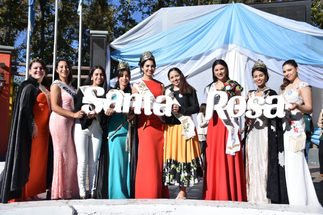 Natasha Sánchez junto a las reinas departamentales en el aniversario 138 de Santa Rosa.