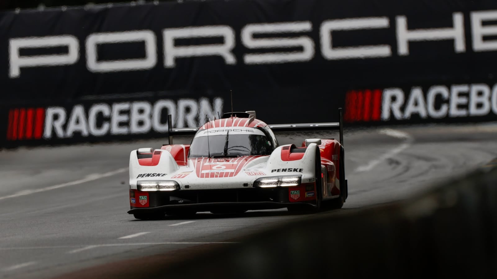 Desde la primera posición, larga el Porsche 963 número 6, pilotado por Kevin Estre (fue quien logró la pole), André Lotterer y Laurent Van Thoor.