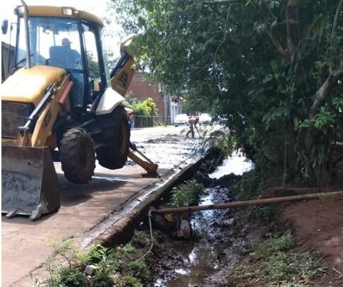 Realizan obras de mejoras urbanas en Puerto Iguazú.