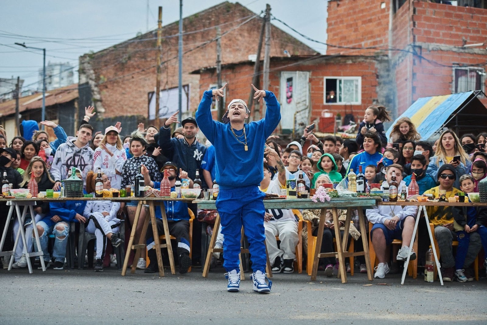 “Dance trip”: Trueno presentó su nueva canción al ritmo del hip hop de los 80′s.