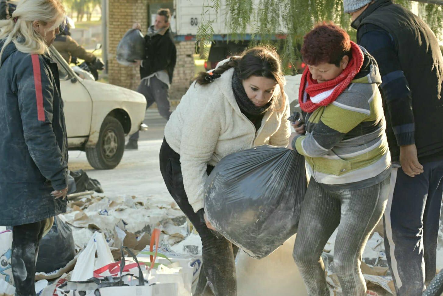 Volcó un camión con 800 bolsas de harina en el Parque y la gente se llevó todo (Orlando Pelichotti / Los Andes)