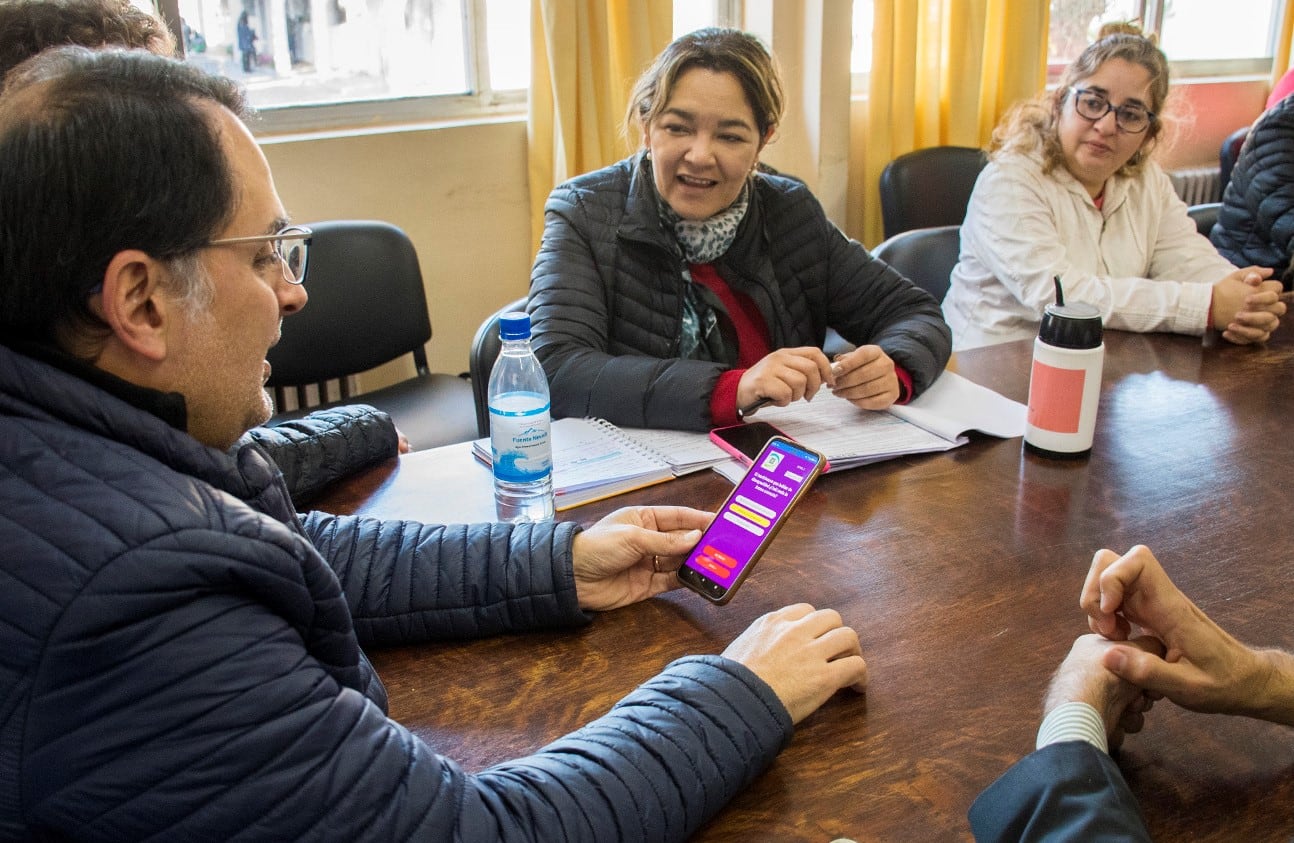 El concejal Lisandro Aguiar pudo probar en su celular la aplicación IncluApp y destacó las virtudes de la novedosa herramienta.