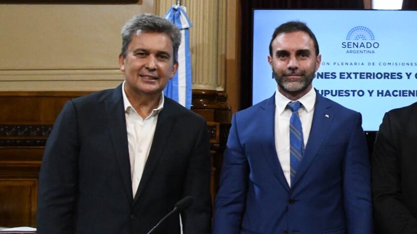 El senador jujeño Ezequiel Atauche, de La Libertad Avanza (derecha), junto a su par del Chaco, Víctor Zimmermann (UCR).