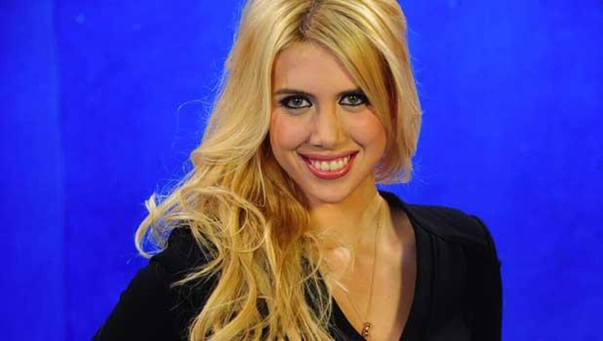 Wanda Nara mostró su colección de zapatos, pero su corpiño transparente se llevó todas las miradas