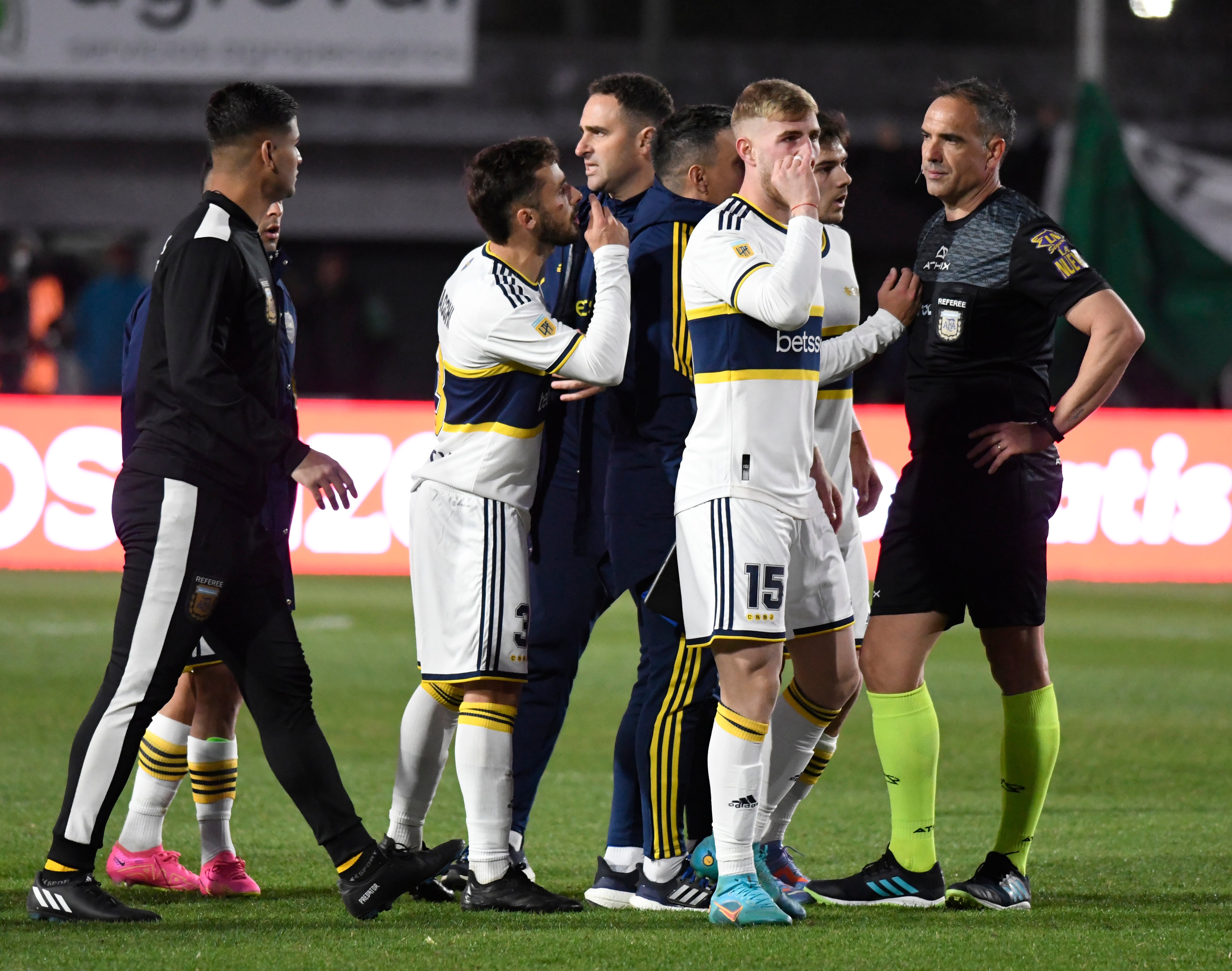 El partido que Sarmiento le ganó a Boca en Junín terminó caliente, y con Benedetto cargando con el árbitro Trucco. (Fotobaires)