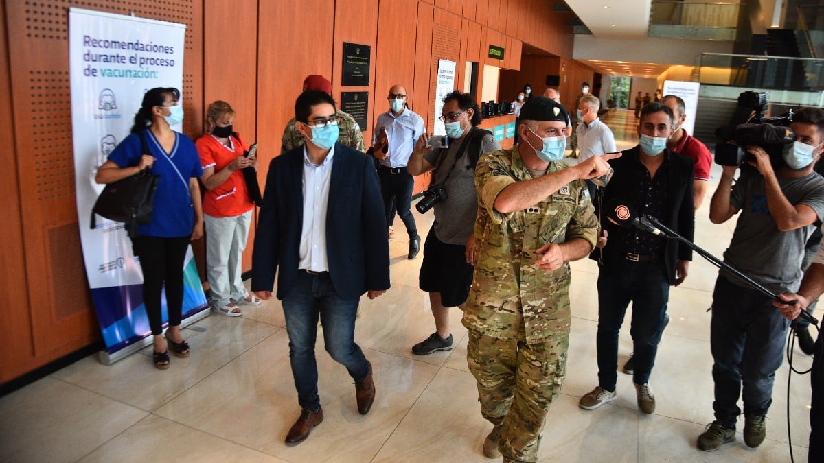 Schiaretti junto a Cardozo y personal de las Fuerzas Armadas.