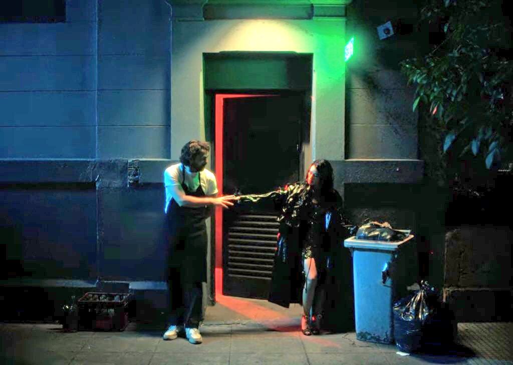 Lali Espósito y Peter Lanzani en el videoclip, "Mi Fiesta"