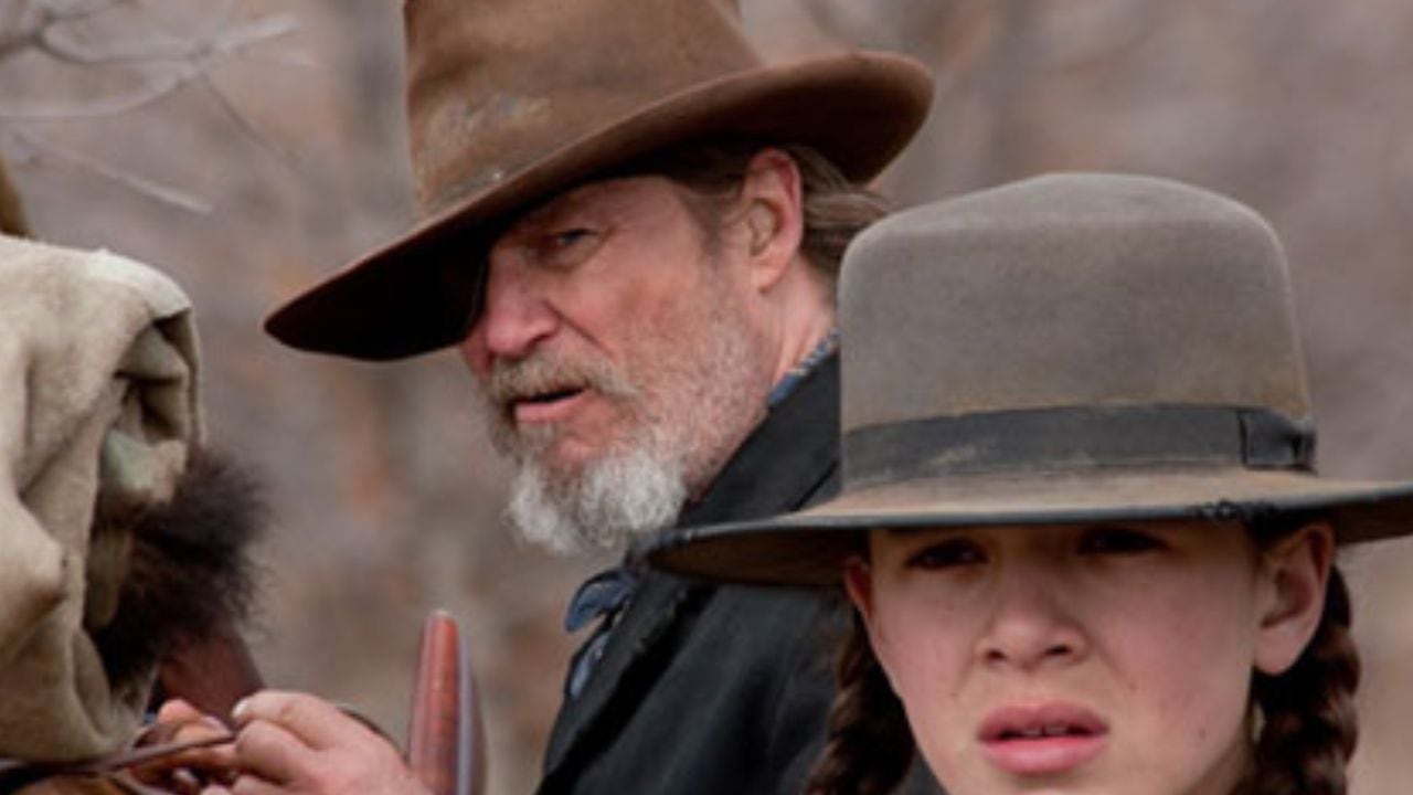 Mattie Rose (interpretado por Hailee Steinfeld) y U.S Marshal Reuben (interpretado por Jeff Bridges).