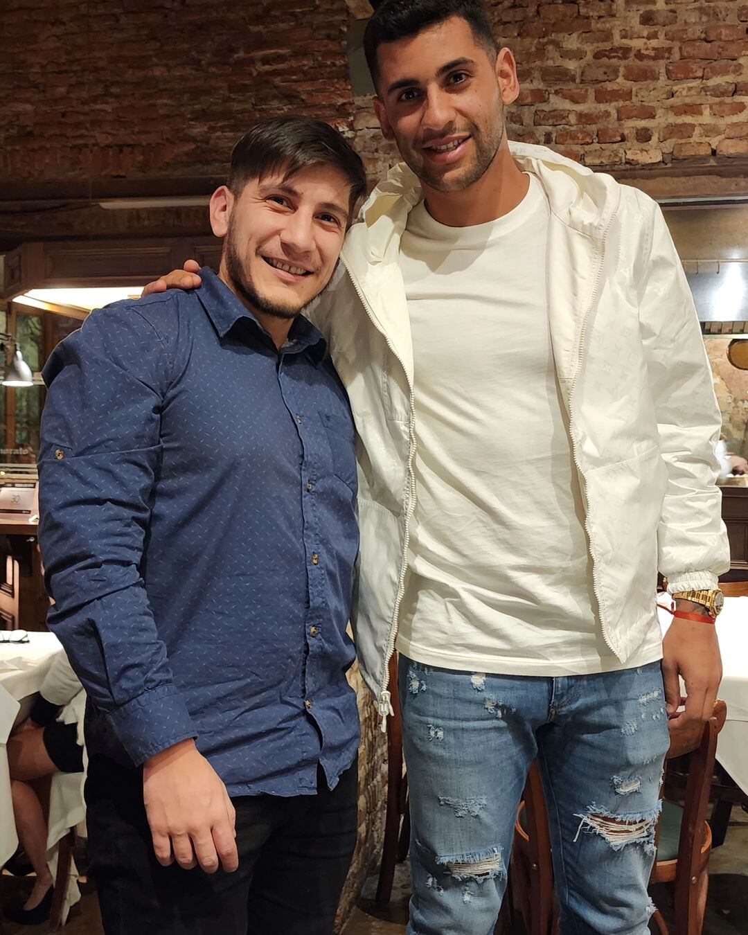 Cuti Romero con un fan argentino en San Honorato.