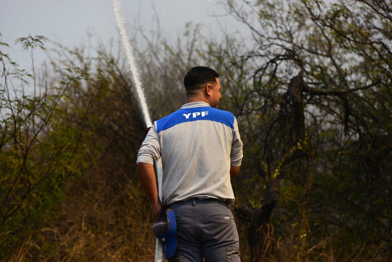 "Bomberos por un día". Playeros de una YPF ayudan a apagar el fuego en la Calera (José Hernández/La Voz).