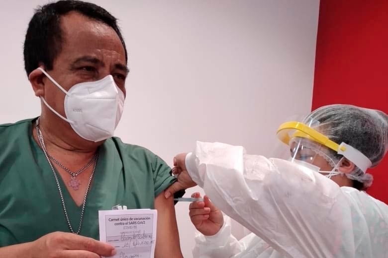 El personal de salud en la primera línea con el COVID 19 fue el primero en vacunarse