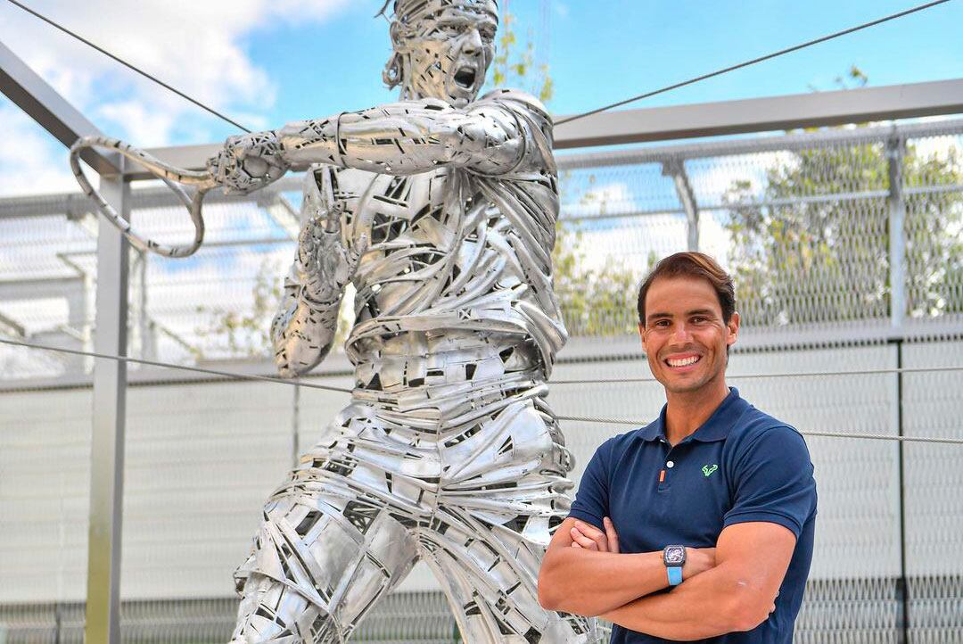 Rafael Nadal y su imponente estatua detrás en Roland Garros. (Foto de ESPN)