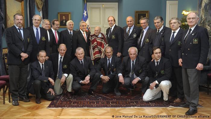 En 2012, el entonces presidente Sebastián Piñera invitó a los 16 sobrevivientes de la Tragedia de Los Andes al palacio presidencial de La Moneda, en Santiago de Chile, junto al arriero Sergio Catalán.