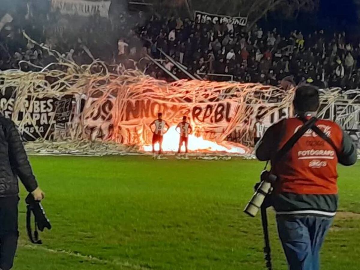 Insólito incendio: tiraron papeles para alentar a su equipo, se prendieron fuego y se desató el pánico en Río Negro
