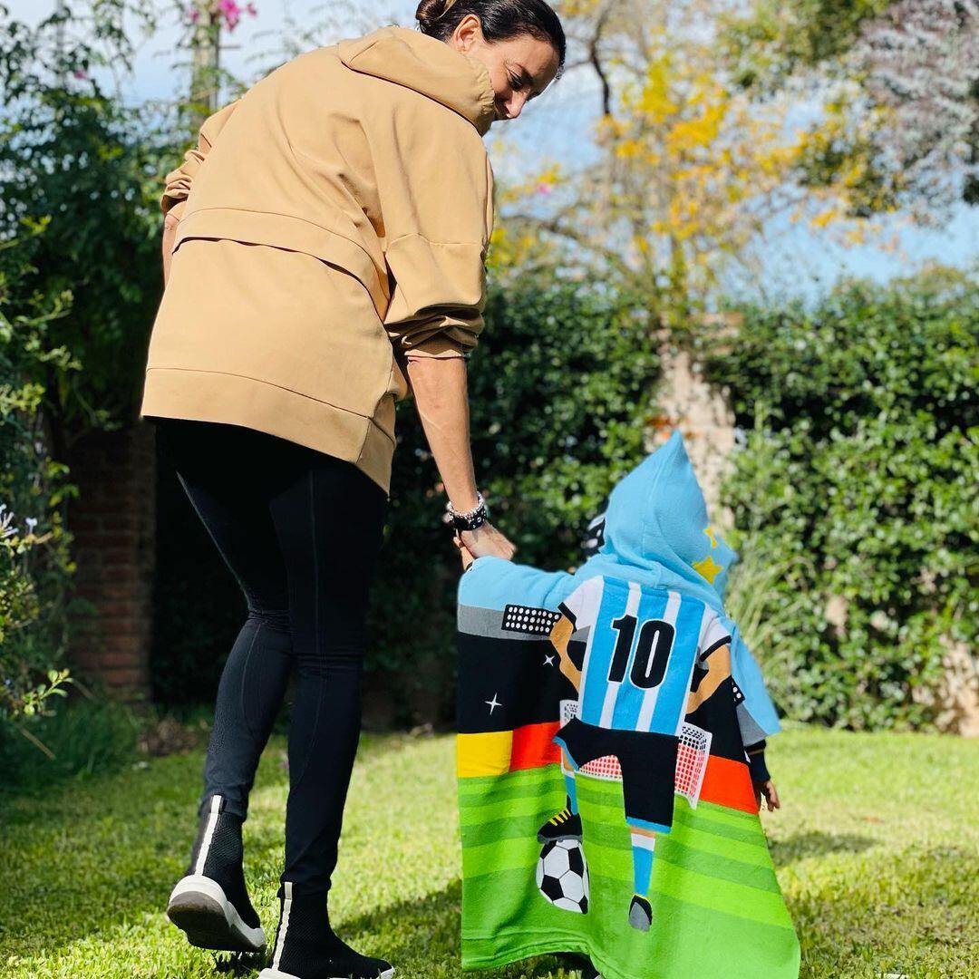 Luciana Aymar junto a su hijo Félix