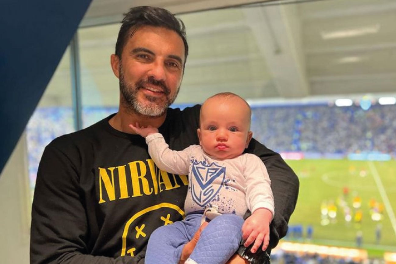 Poroto Cubero con Luca en la cancha de Vélez. (Instagram Fabián Cubero)