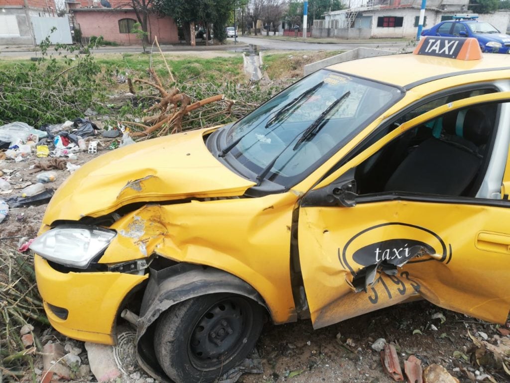 El taxista y su pasajera resultaron lesionados y fueron internados, este lunes.