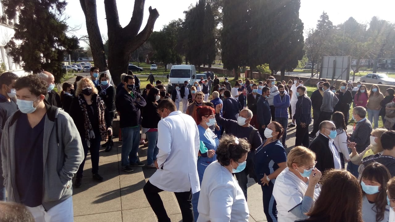 Personal del nosocomio decidió concentrarse a media mañana frente a la entrada de Avenida San Martín.