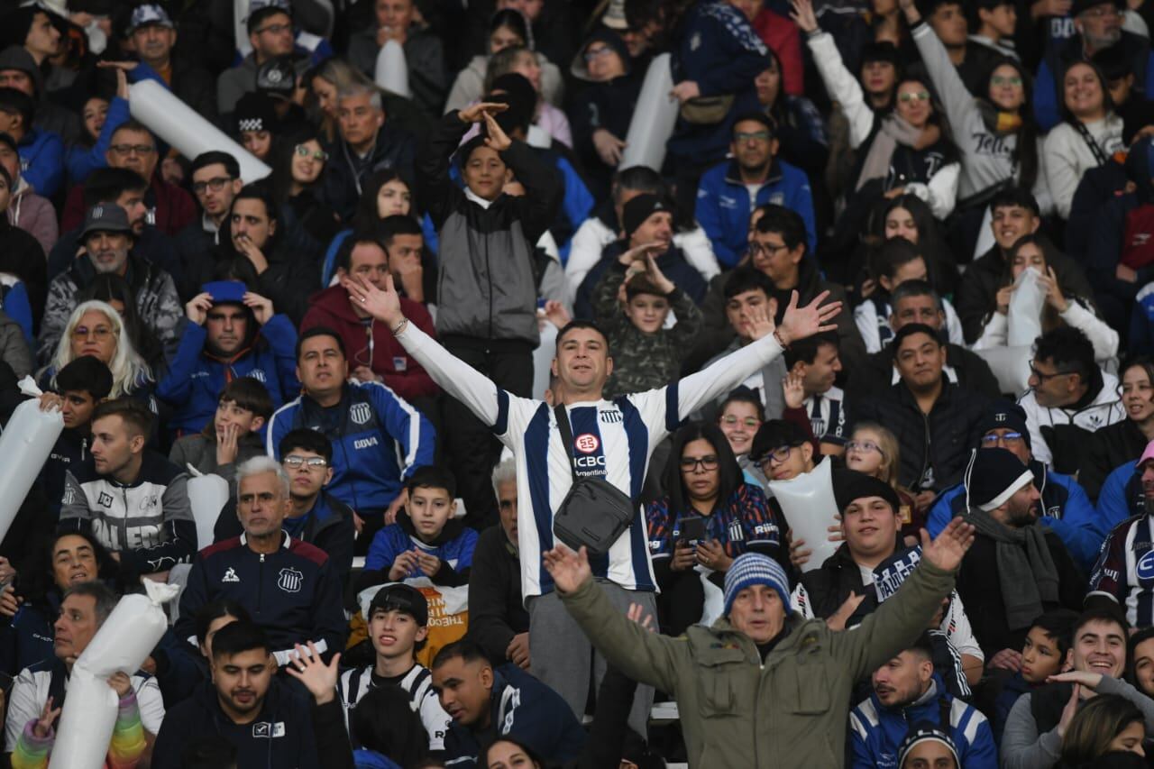 Hinchas en el partido Talleres vs Barcelona SC.