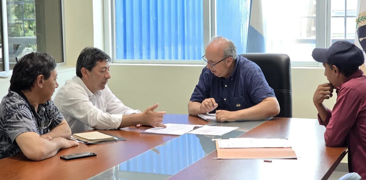 El intendente de El Carmen, Víctor Hugo González, y funcionarios de su municipio, en reunión con el presidente de Agua Potable de Jujuy, Juan Carlos García.