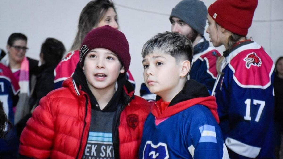 Ushuaia: comenzó la “Copa del Fin del Mundo” de hockey sobre hielo