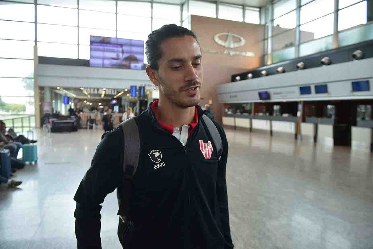 Varela firma la camiseta Partida de Instituto desde el  aeropuerto de Córdoba para el partido ante Baraca Central.