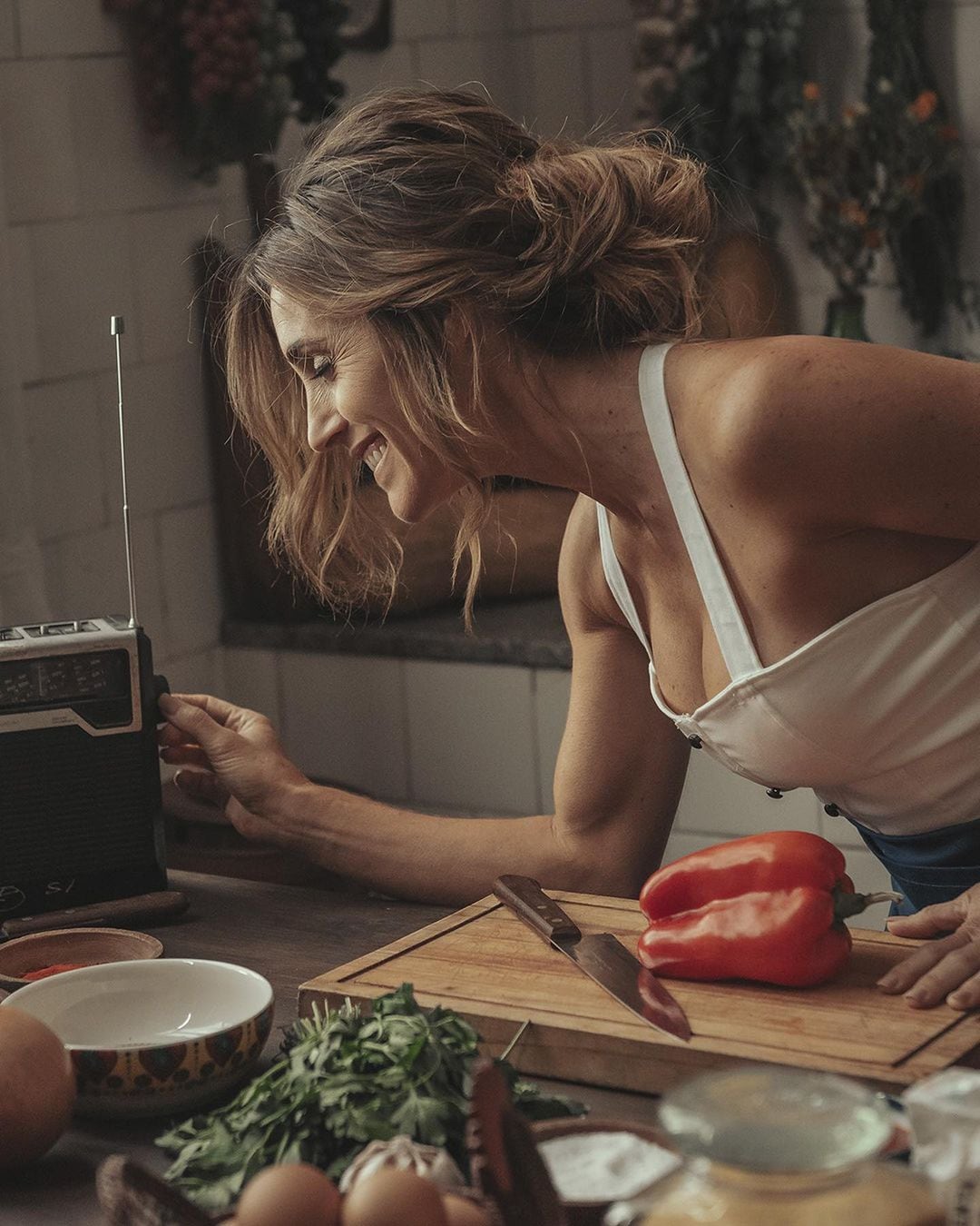 La "Sole" puso manos a la obra en la cocina para cantar una ranchera.