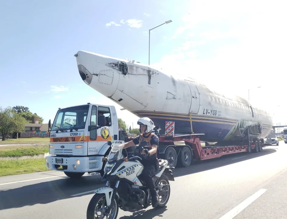 El avión fue escoltado por Policía Caminera.