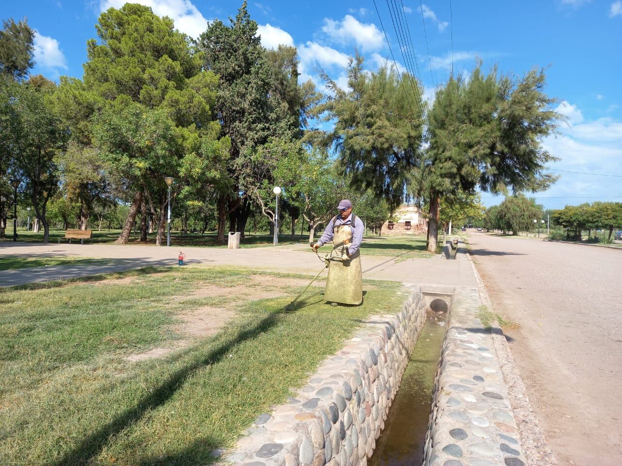 Operativo de limpieza y desmalezado en los distritos de Real del Padre, Villa Atuel y Jaime Prats. 