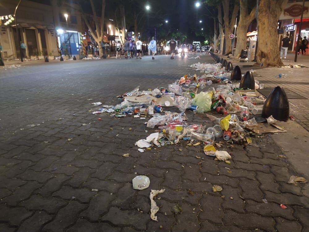 Basural en calle Arístides