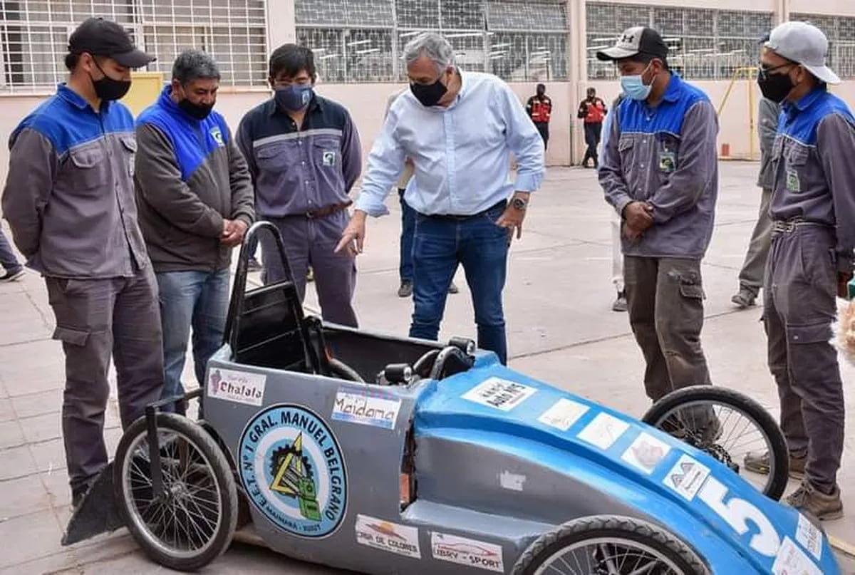 Semanas atrás el equipo de la Escuela de Educación Técnica "General Manuel Belgrano" de Maimará pudo mostrar su auto eléctrico al gobernador Gerardo Morales.