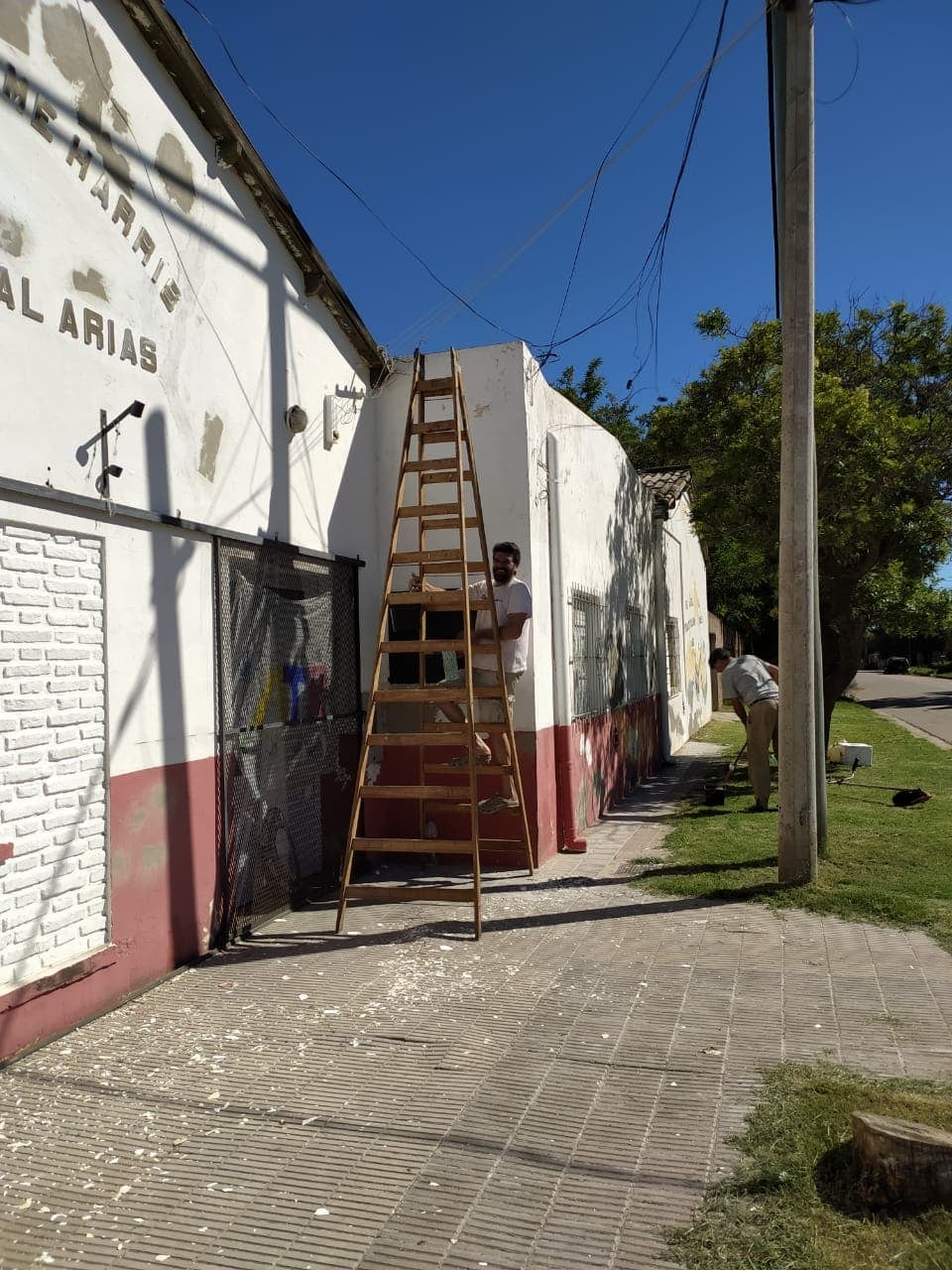 Juntaron dinero propio y pintaron su escuela